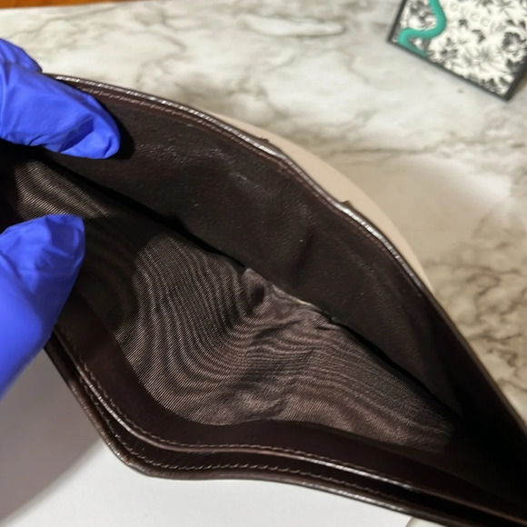 GUCCI MENS BIFOLD WALLET IN GOOD USED CONDITION. - Picture 6 of 10